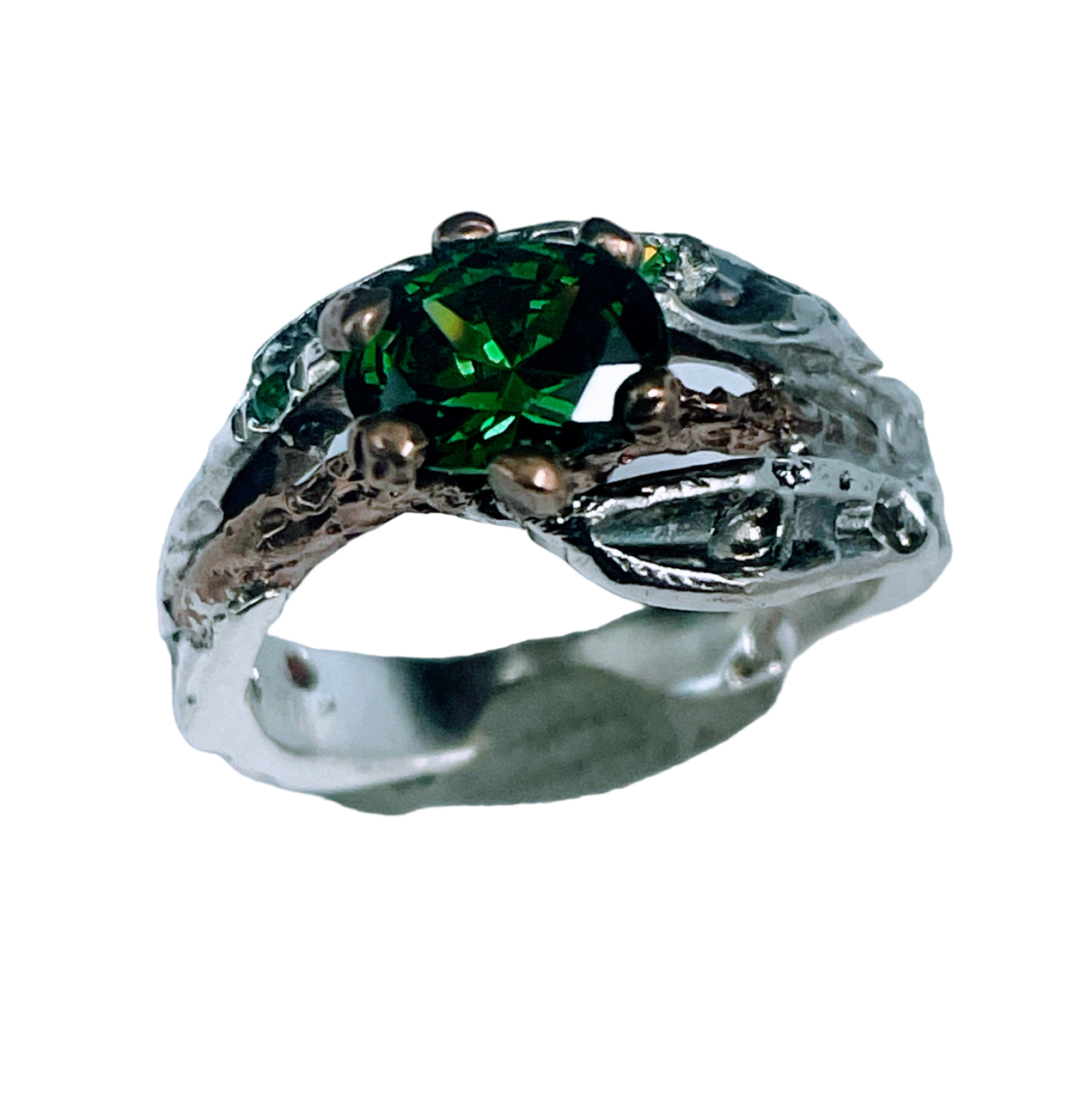 Anello in argento con zirconia verde.