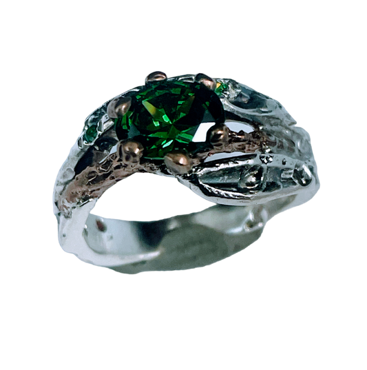 Anello in argento con zirconia verde.