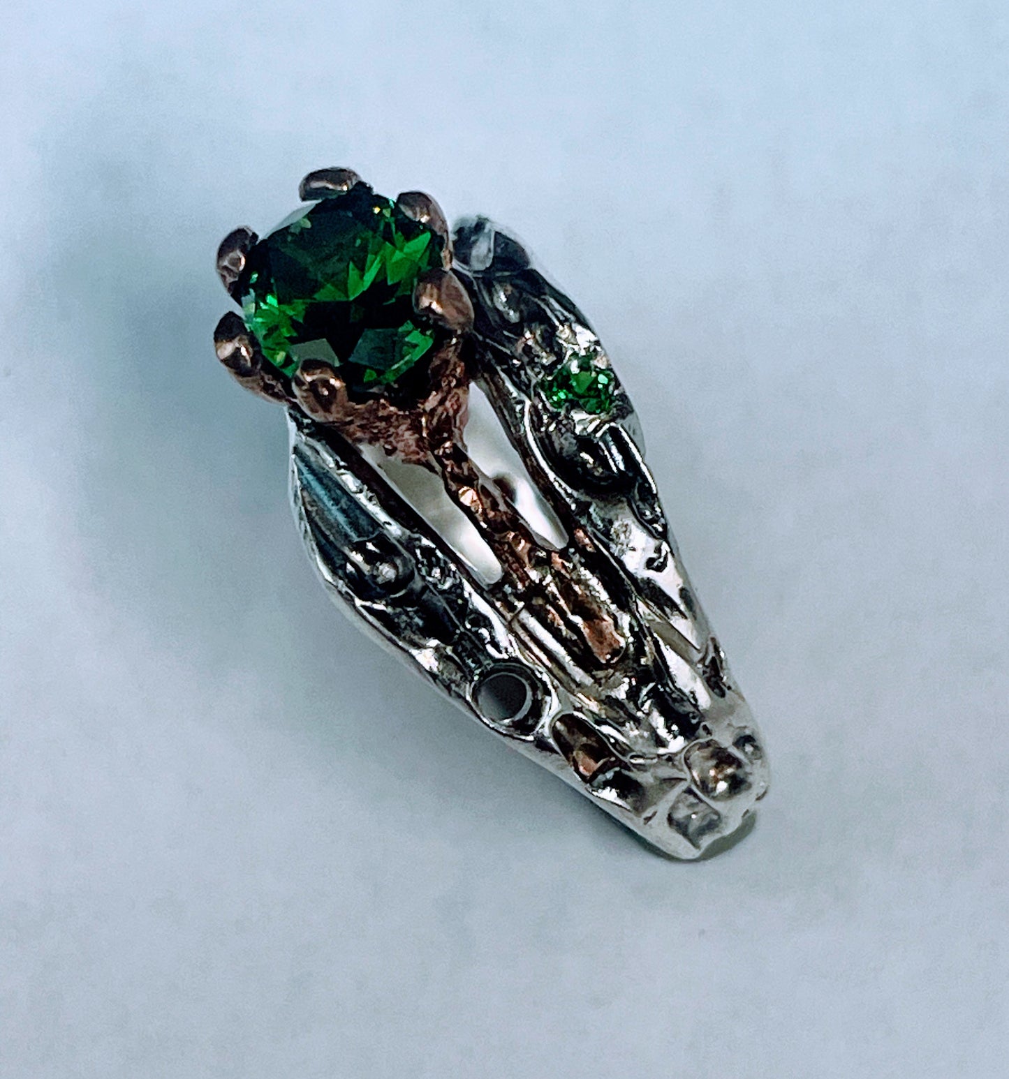 Anello in argento con zirconia verde.